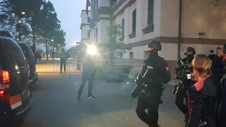 Policët ndërhynë me armë zjarri brenda në teatër, dalin pamjet (VIDEO)