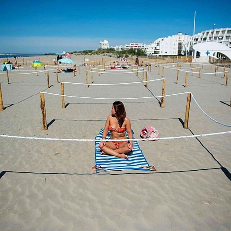 Plazhi i ndarë me ndihmën e litarëve për të garantuar distancimin fizik