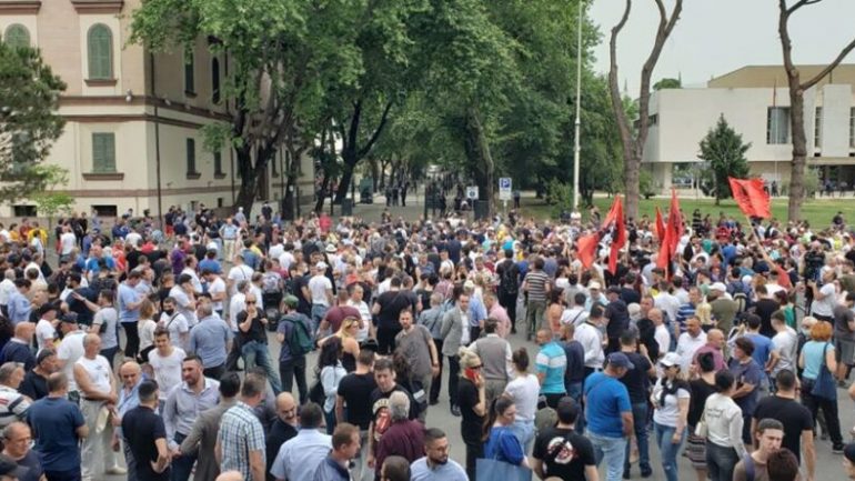 “Nuk do lejojmë të fillojnë punimet” Thirret protesta e radhës te teatri
