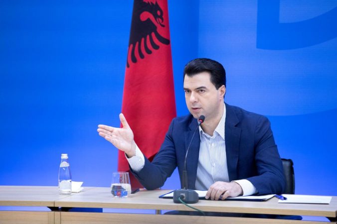 “Mbreti lakuriq që po e tregojnë me gisht të gjithë”, Basha: E shembi teatrin për të pastruar para të pista