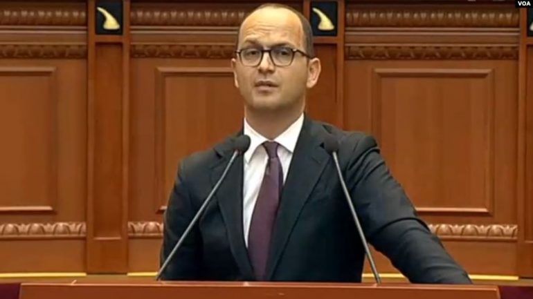 “Ditmir Bushati trazon ujërat e shumicës parlamentare”, ja çfarë shkruan Zëri i Amerikës
