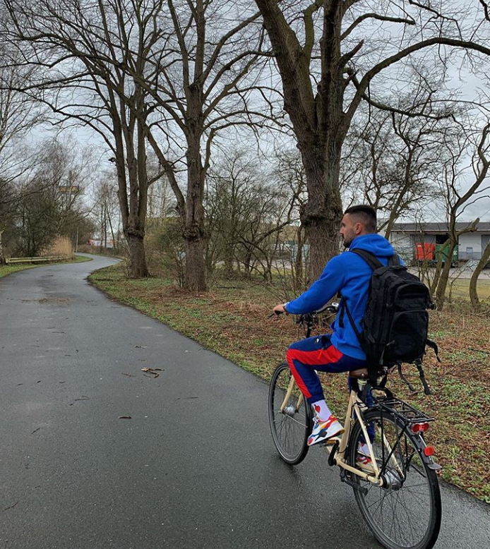 Biçikletë dhe libra, futbollisti i Teutës zbulon karantinën në Gjermani