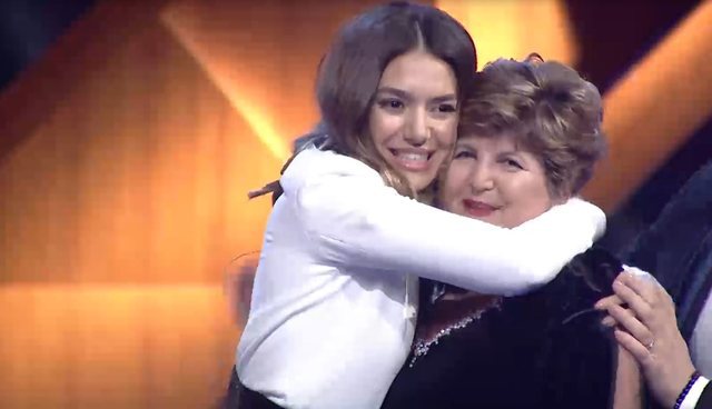 Në frontin e parë të luftës kundër COVID-19, Elvana Gjata dedikim të veçantë për nënën