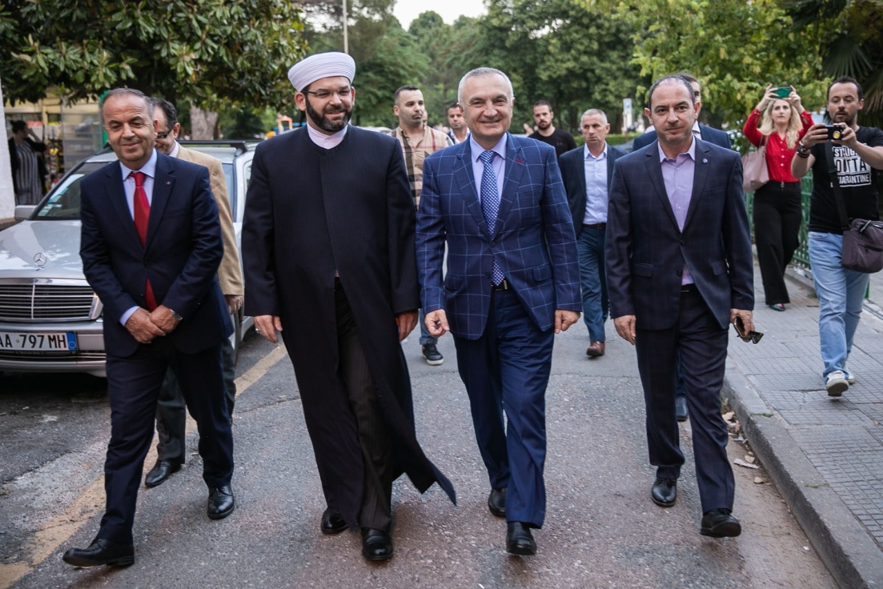 Nata e Kadrit/ Presidenti Meta uron besimtarët e kujton fjalët e Kuranit: Zoti nuk i do arrogantët dhe mburravecët