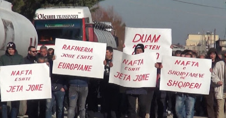 “Çdo ditë 16 orë në punë”, naftëtarët e Kuçovës protestë ndaj Albpetrol për trajtimin me “pagë lufte”