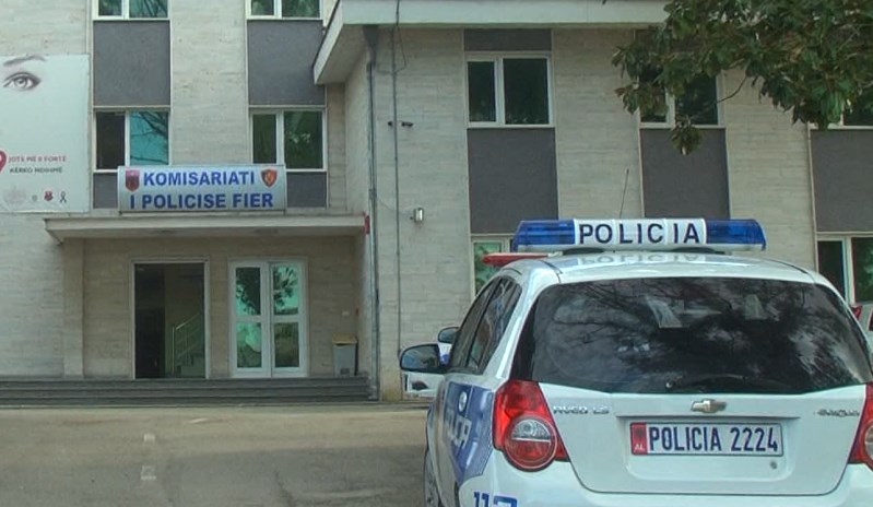 I vodhën me dhunë 1,5 milionë lekë punonjësit të Postës, prangosen 2 persona