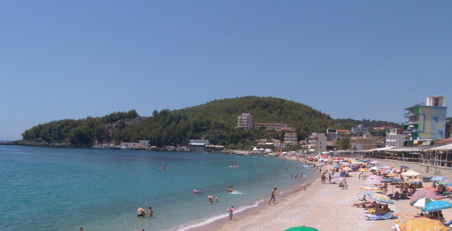 Mbeturina në bregdet dhe ndërtim pa leje, gjobë 25 mln lekë dhe procedim pronarit të resortit