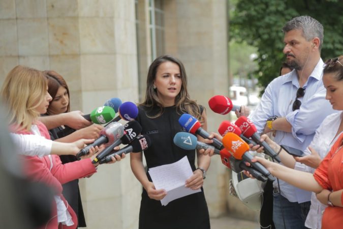 “Teatri u shemb, çfarë do bëjmë tani?! Hajdari thirrje Bashës: E ke në kontratë me artistët që do ndryshoje sistemin zgjedhor