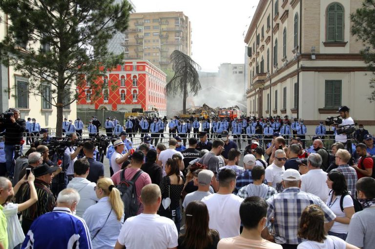 “Liberation” e Parisit: Shembja e Teatrit Kombëtar Shqiptar solli revoltë, demokracia në rënie