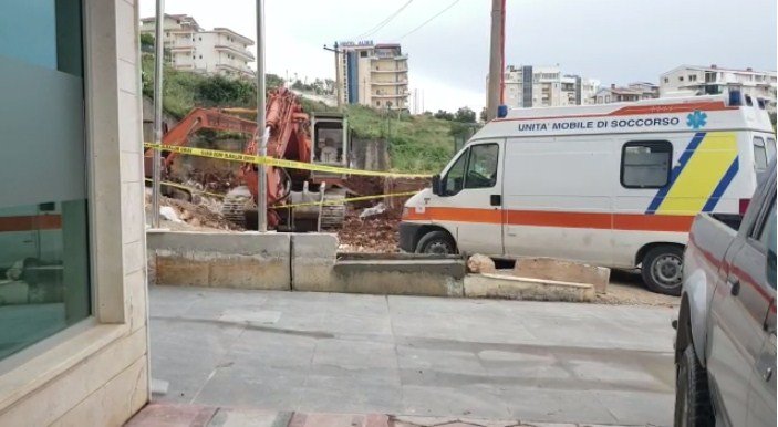 Identifikohet viktima që u godit nga vinçi, një 17-vjeçar