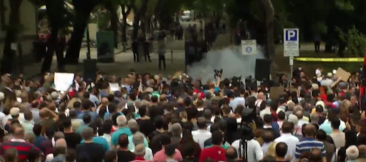 Hodhi shashka në protestë, ndalohet nga policia 49-vjeçari