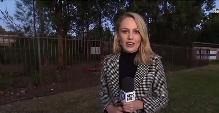 Moment i sikletshëm! Gazetares i shpërthejnë pantallonat gjatë raportimit live