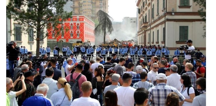 “La Repubblica”: Shembja e teatrit “gjest i turpshëm dhe i keq”