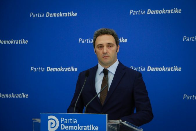 Rastet me Covid-19 në Durrës/ Spahia: Fajin nuk e kanë fasoneritë, por Edi Rama