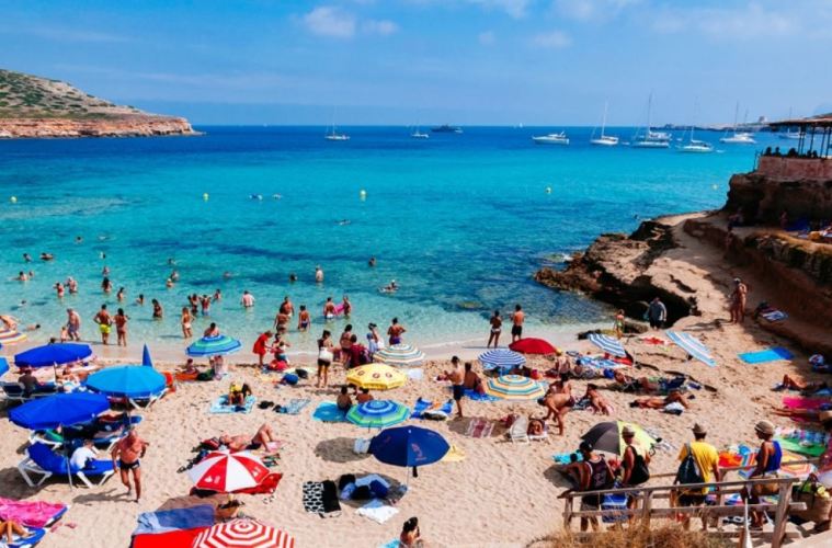 U godit rëndë nga COVID-19, Spanja nga korriku hap dyert për turistët e huaj