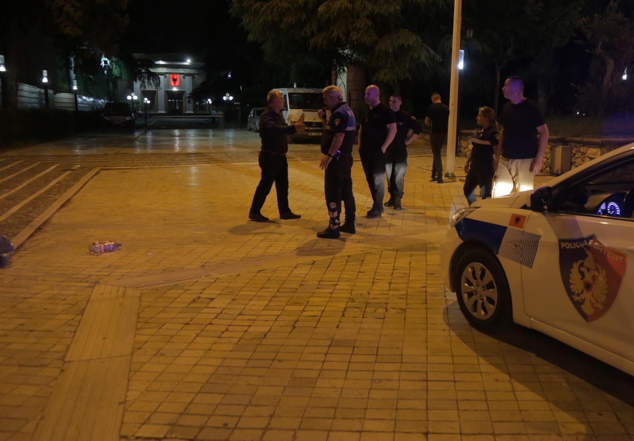 Shpërthim molotovi në oborrin e xhamisë së Namazgjasë