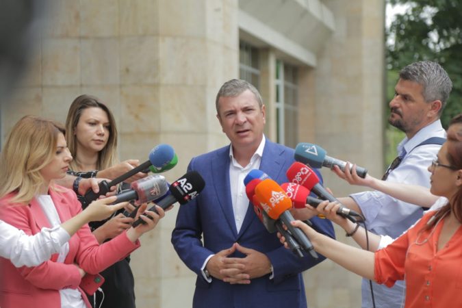 Opozita bojkoti mbledhjen/ Gjiknuri: Ngjarje fatkeqe për progresin e Reformës Zgjedhore