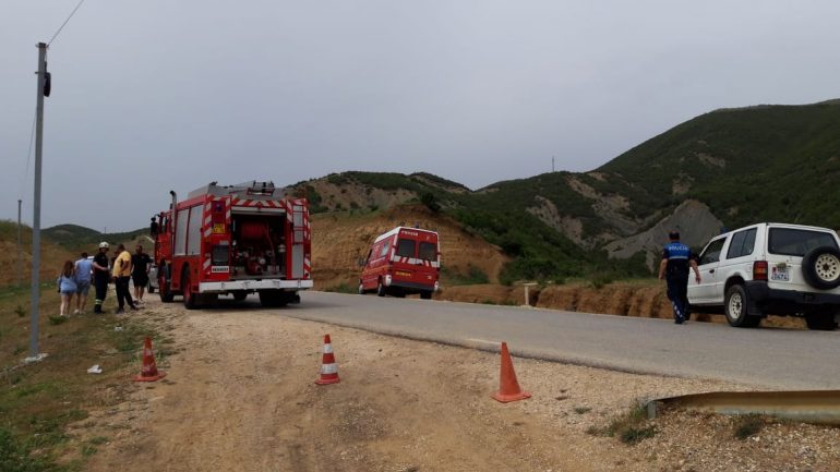 Automjeti përfundon në liqen, nxirret një trup i pajetë