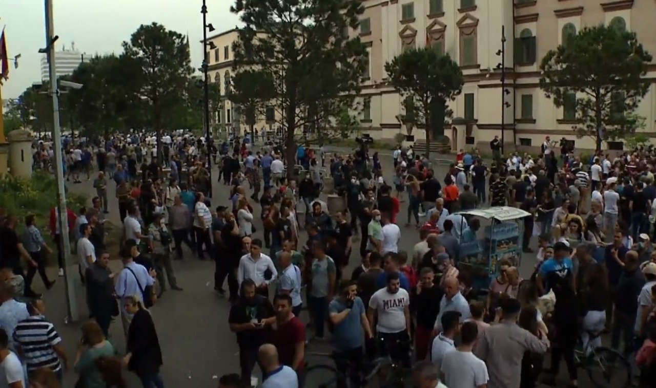 Mbyllet protesta për prishjen e Teatrit Kombëtar, të mërkurën mblidhen sërish