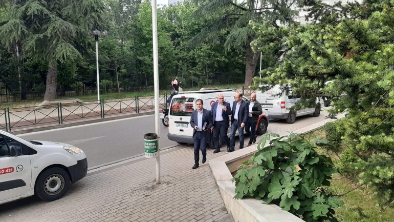 Mbledhja e Këshillit Politik/ Opozita dorëzon të gjitha propozimet, diskutohet dhe qeveria kujdestare