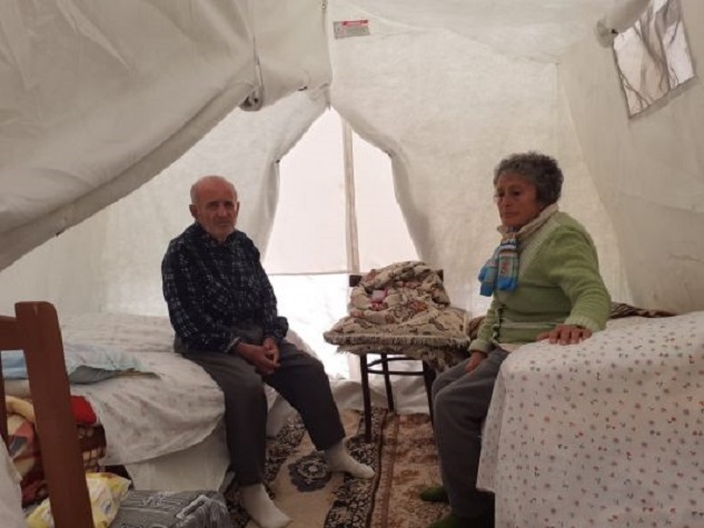 Durrës, COVID-19 dyfishon vuajtjet e familjeve, që jetojnë në çadra pas tërmetit