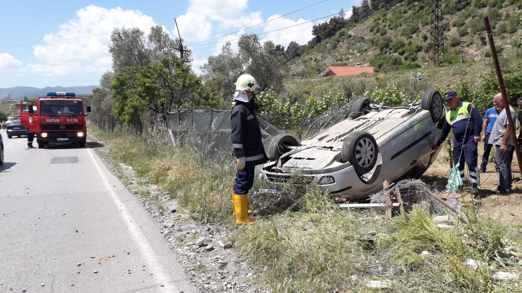 Makina del nga rruga, plagosen 3 persona