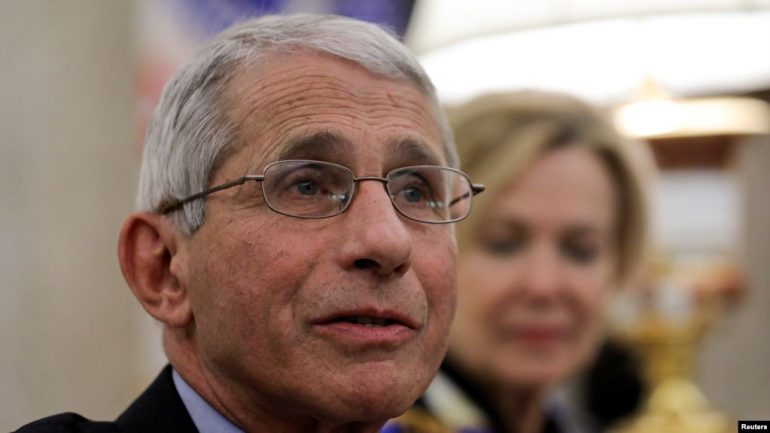 Eksperti amerikan paralajmëron: Rrezik i madh heqja e parakohshme e masave