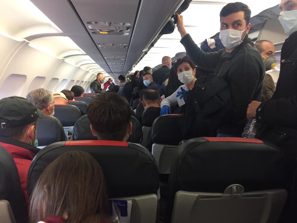 Pa distancë sigurie e në këmbë brenda në avion, MIE: Fluturimet në përputhje të plotë me rregulloret