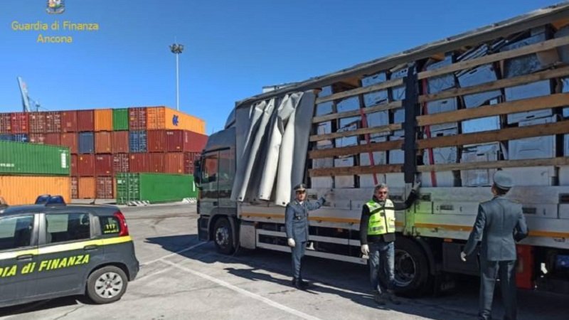 Do vinin në Shqipëri, sekuestrohen 19 tonë mbetje elektrike në Ankona