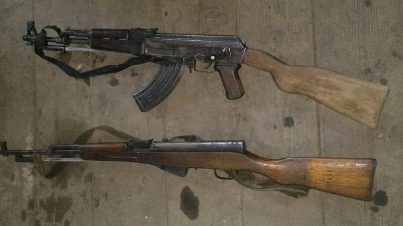 Armë dhe 400 kubikë kanabis, arrestohet 27-vjeçari