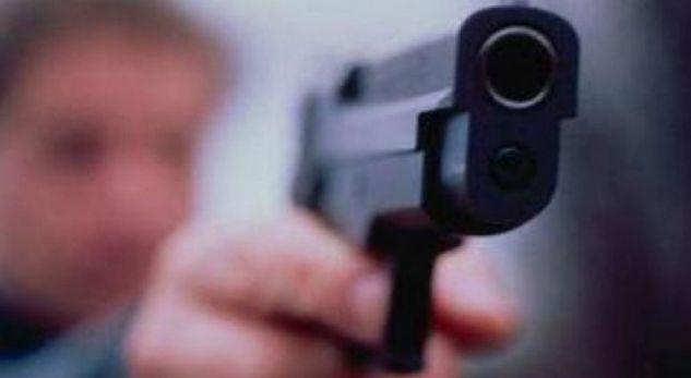 Qëlloi me armë zjarri në drejtim të një banese, arrestohet 25-vjeçari