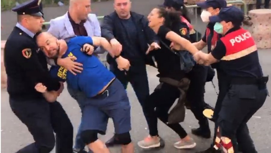 I dhunuar nga policia, Lela: Kam marrë goditje të forta në kokë