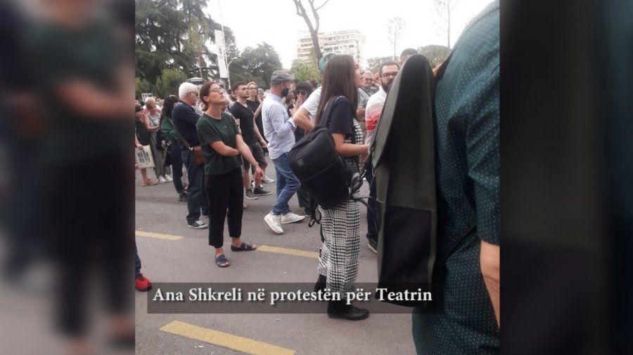 Protesta për Teatrin/ Jep dorëheqjen Ana Shkreli