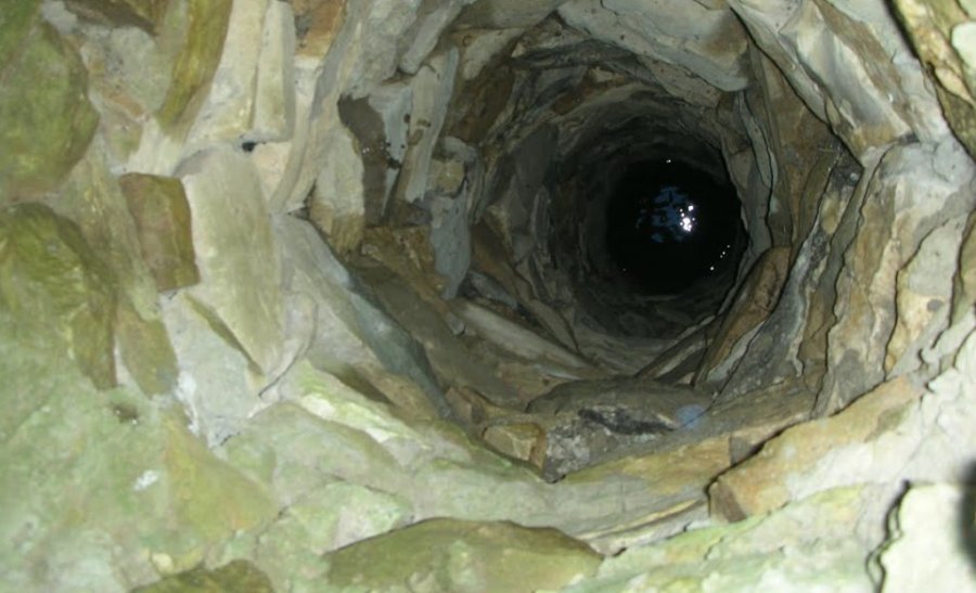 Po gërmonin për ujë, tre persona mbeten të bllokuar brenda pusit