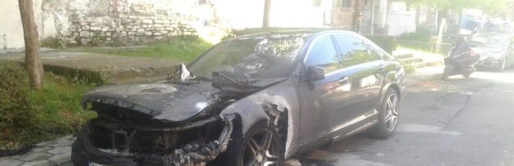 EMRI/ I thyen xhamin e përparmë dhe i vënë zjarrin me benzinë automjetit
