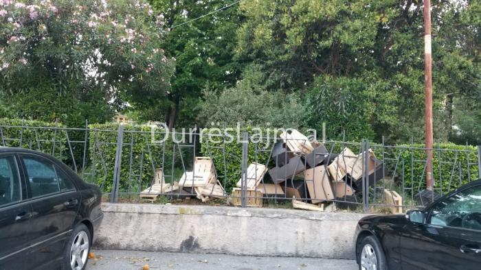Durrës, vend tregtimi fruta-perimesh apo depozitimi mbeturinash?! (FOTO)