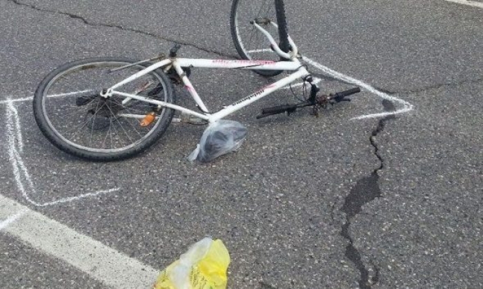 Taksia përplas biçikletën, plagoset drejtuesi