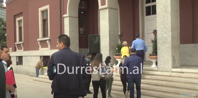 VIDEO/ Banorët kundërshtojnë prishjen e pallatit në Durrës, takohen me kryebashkiaken Sako