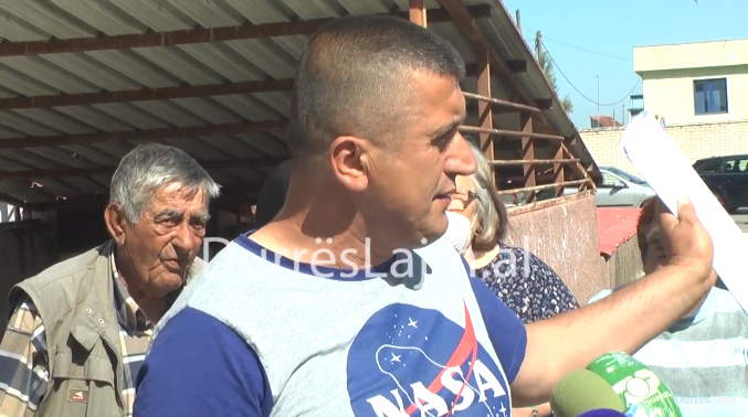 VIDEO/ Pallati u shpall i pabanueshëm, banorët në Durrës në protestë: S&#8217;kemi ende asnjë përgjigje nga bashkia