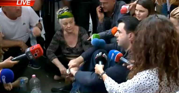 Basha ulet këmbëkryq te “Myslym Shyri” në krah të Kryemadhit