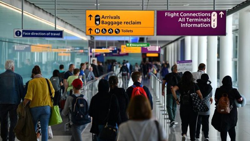 Shefi i Heathrow-t në Britaninë e Madhe: Distancimi social në aeroporte i pamundur!
