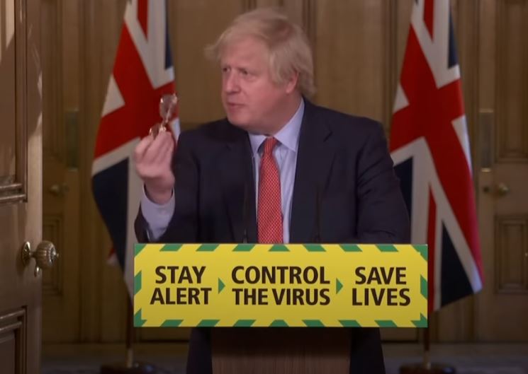 Covid-19 lë me pasoja Boris Johnson: Kam probleme me shikimin, duhet të mbaj syze