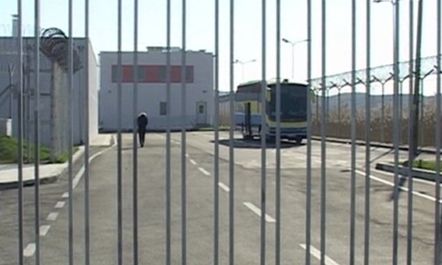 I burgosuri var veten me çarçaf në tualetin e burgut, ndërron jetë në spital