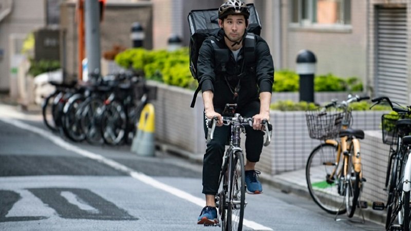 Sportisti shpërndan ushqim me biçikletë