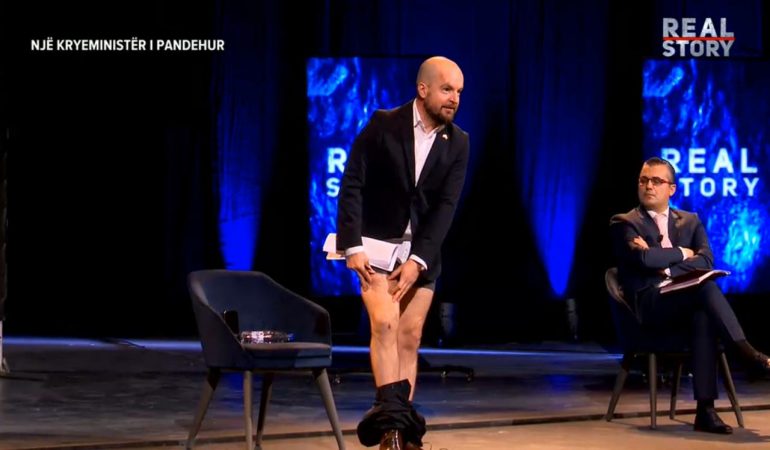 Gazetari Lela heq pantallonat dhe tregon shenjat e dhunës, Rama: Mbërthehu, mos më trego mua gishtin!