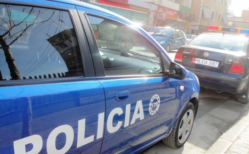 Kanosi me pushkë fqinjën, arrestohet 57-vjeçarja në Durrës