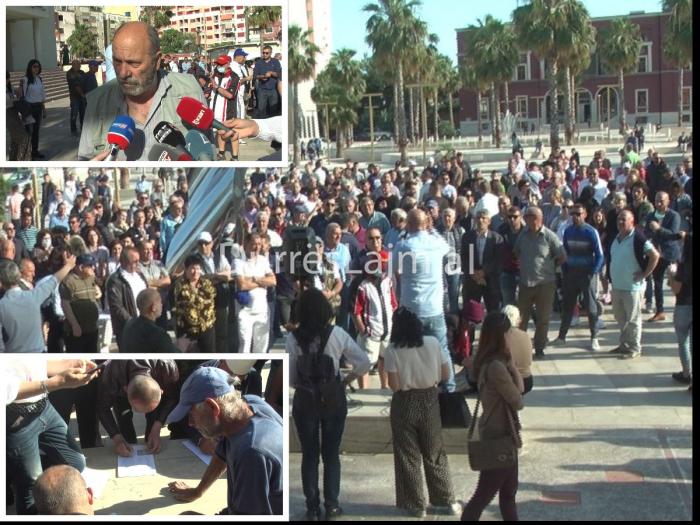 Protestë e Aleancës për Mbrojtjen e Teatrit në Durrës, Budina: Duam të sensibilizojmë njerëzit të vrasin frikën (VIDEO)