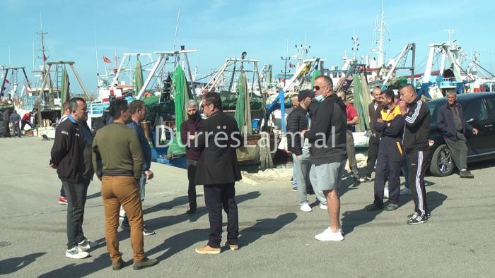 1 Maji nis me protesta në Durrës, peshkatarët: Çmimi i naftës shumë më i lartë se ai i bursës (VIDEO)