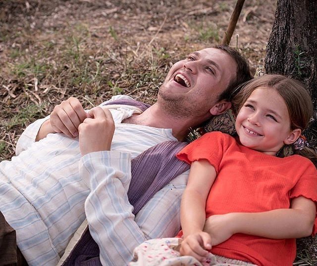 Aktorja e “Mrekullia në qelinë numër 7” fanse e Tunës! Këngëtarja i premton t’i këndojë gjithë albumin