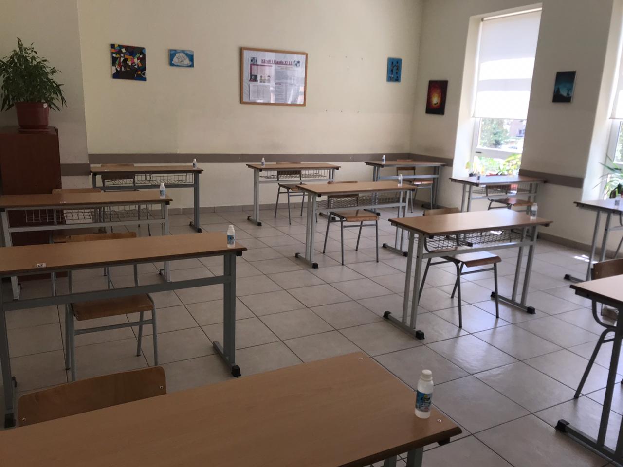 Alkool në çdo bankë, shenja distancimi/ Masat e marra për kthimin e maturantëve në shkollë